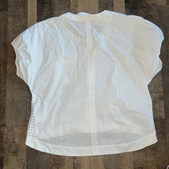 Chic White DKNY Short-Sleeve Top with Sheer Grid Accents - Size M - Picture 7 of 9